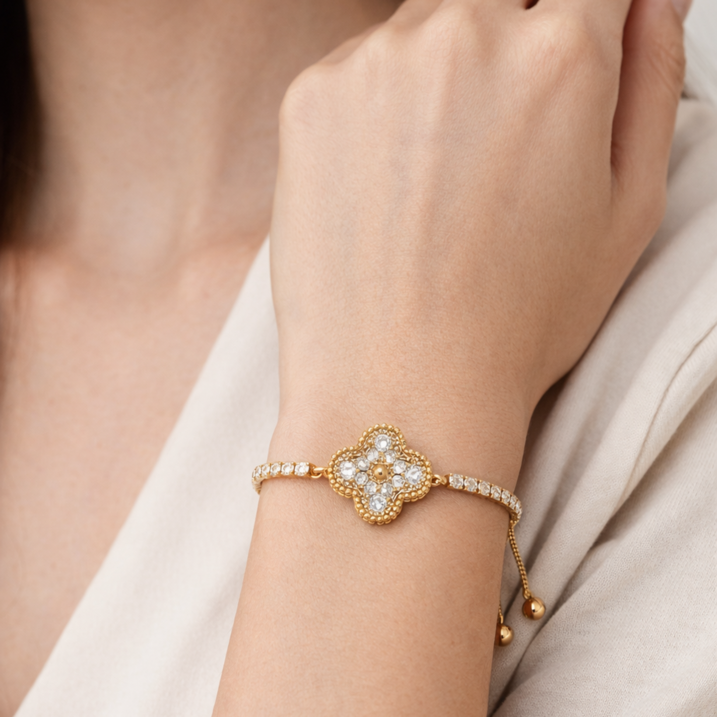 Gold bracelet with a clover-shaped 